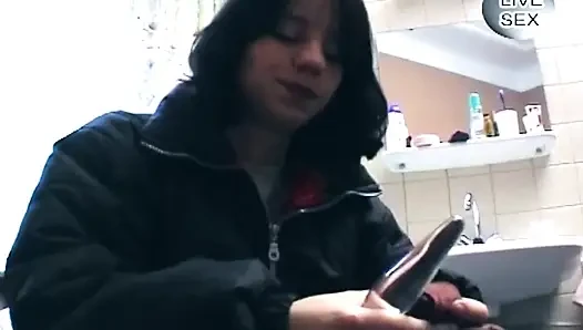 Esmer kadın cam dildosunu ıslak amcığının derinliklerine kaydırıyor