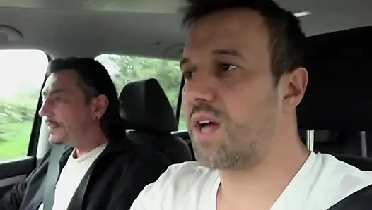 Büyük memeli dövmeli kız limuzinde mastürbasyon yapıyor