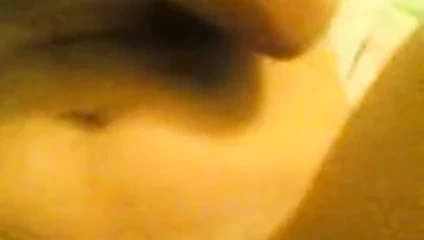 Arap kız penisini muz emiyor içine sokulmuş