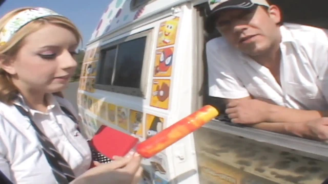 Güzel ıslak pembe kız dev direkle için geniş açık bekliyor