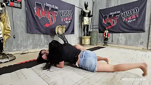 Acımasız kızların kavgası