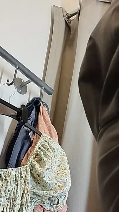 Seksi karı soyunma kabininde çıplak kıyafet deniyor. | Bölüm 2