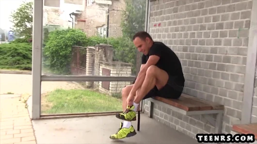 Tekerlekli paten hırsızı derin boğaz ve lanet tarafından polisten kaçar