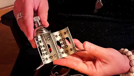 Dominatrix sahibe April değersiz köle dildo sikişi