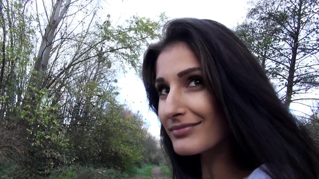 Sıska esmer mükemmel büyük zenci yarağı partnerini buldu