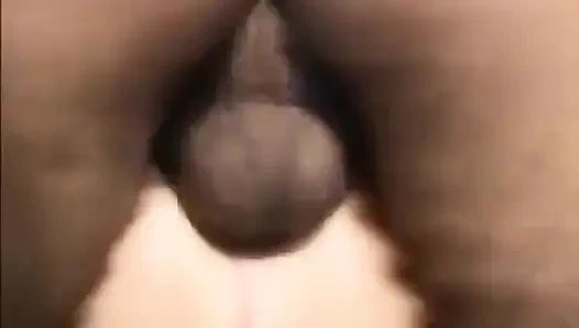 Ateşli amatör sürtük ilk porno videosunda sikişiyor