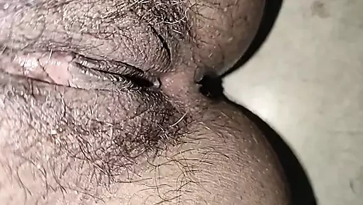 Bekar kız bir grup erkek tarafından emilmek ve sikilmek istiyor