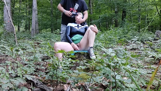 Bu salyasız aptal takipçi itaatkar, şişman memelerini dışarı çıkarmışken ne kadar aptal olduğunu söylemeni istiyor.