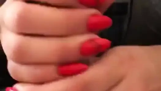 kırmızı tırnaklar handjob