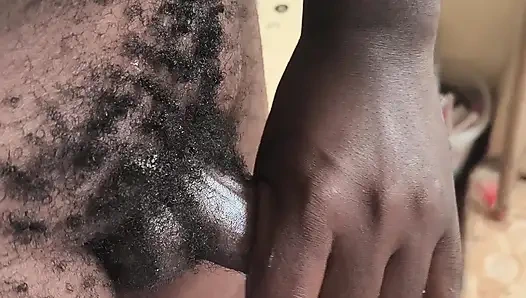 Kıllı azgın Afrikalı erkek kız arkadaşı gelmedikten sonra siyah yarağını patlatmaya karar verdi