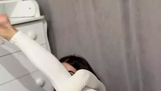 DÖVMELI SPORTIF 18 YAŞıNDAKI ESMER BANYODA YıKANıYOR VE MASTÜRBASYON YAPıYOR