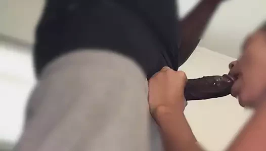 Her gün boğazını sikiyor. Beni her emişinde mutlu bir şekilde dölümü içiyor.