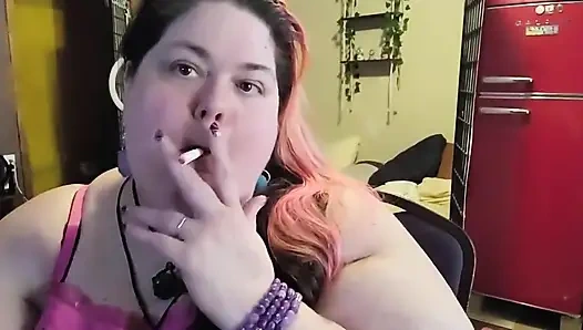 İri güzel kadın boynum ve büyük kollarımla oynarken sigara içiyor