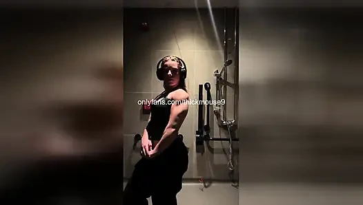 Zar zor reşit olan kız tiktok canlı yayın sırasında sert parmaklanıyor!