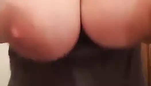 Herkes sallanan bir çift büyük memeyi sever!