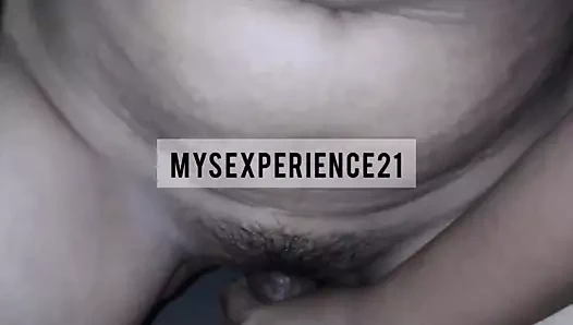 Asya karısı oturur üzerinde üst ve squirts