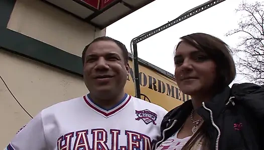 Seksi Alman genç kız yatak odasında yarağa biniyor