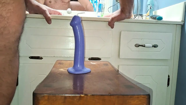 Boşalmaya hazır olana kadar götüme büyük bir dildo alıyorum