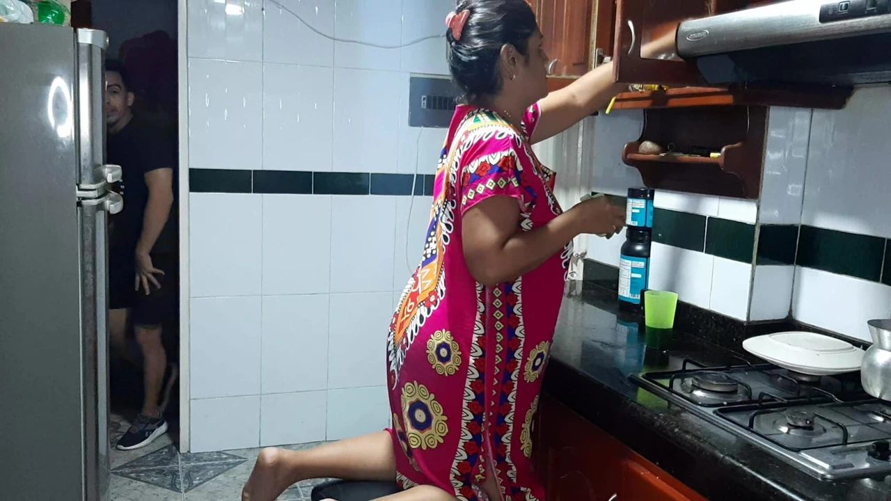 Aly üvey oğlunun yarağının tadını çıkarıyor. Profilimde bu ve daha fazla içeriğin tadını çıkarın