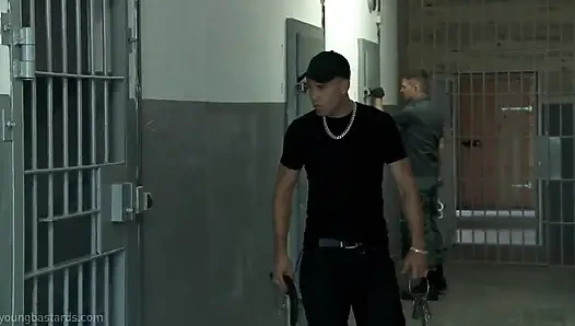 Sadist bir muhafızın merhametinde