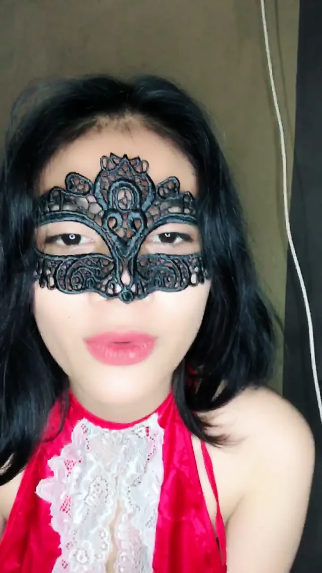 Endonezyalı Kız Maskeli Mastürbasyon ve Squirt