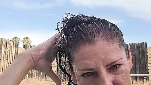 Çıplak yüzme ve sigara içen olgun kadın