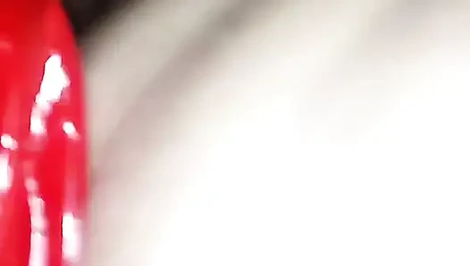 Kırmızılı evli kadın