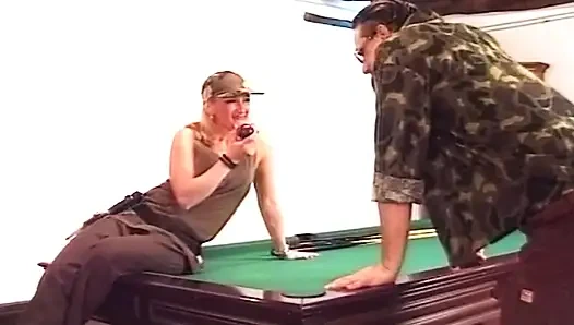 Azgın orta yaşlı seksi kadın yoğun bilardo masasından ıslanıyor