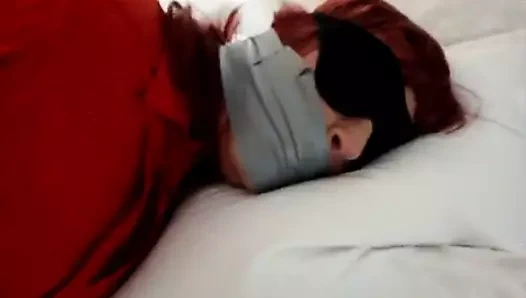 Bağlı ve esnemeler crossdresser tarafından bir davetsiz misafir