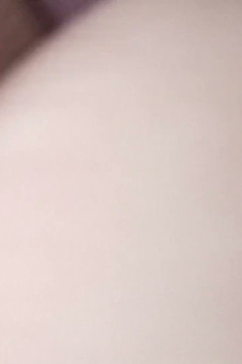 Büyük götümü genç komşumun kalın yarağına sokuyorum