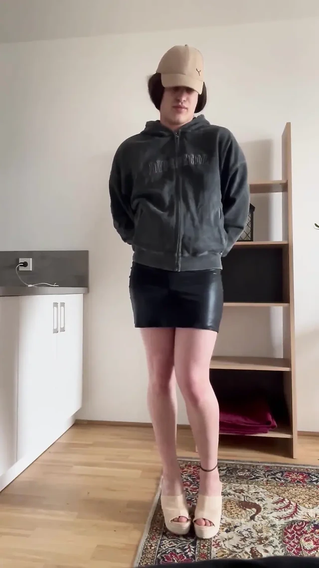 Femboy Crossdresser Çıplak Striptiz Treni