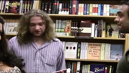 Seksi esmer milf becerdin içinde the araba