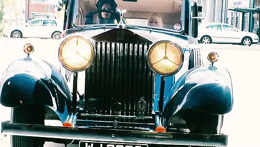 Sarışın sürtük Cassie Young bu hakimiyet ve fetiş ortamında sikiliyor