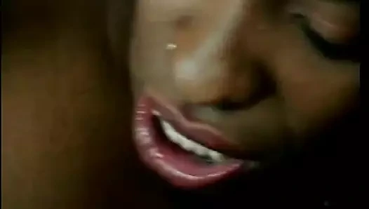 Zenci kız ağzında adamın yarağıyla derine iniyor