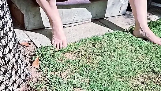 Azgın olgun yazlık elbisesi içinde açık havada ve büyük etli kel amcık dudaklarında güneş ışınlarını yakalamak için külot açmıyor