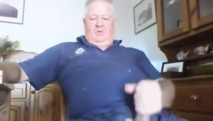 Idoso velho batendo ponheta