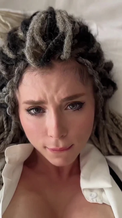 Dreadlocks ve piercingli güzel gayrı resmi kız gırtlağına kadar alıyor, sert sikişiyor ve döl yutuyor | Klip 2