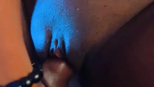 Komşumun kıvrımlı yarağını sevdiğim için erkek arkadaşımı aldattım