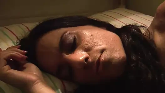 O kızdan daha yaşlı