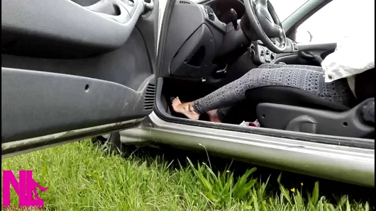 Beyaz spor ayakkabı ve pamuk çorapla pedal pompalama