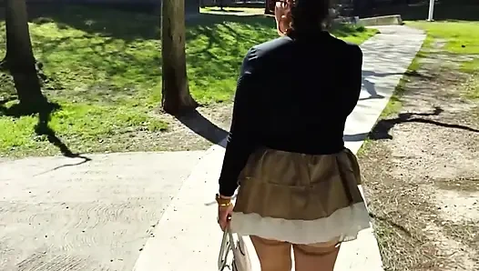 Halka açık Mini Etek Külotsuz Anal Tıkaçlı