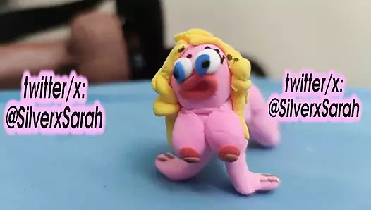 BÜYÜK GÖTLÜ DEV KADıN MINIK ADAMı YUTUYOR