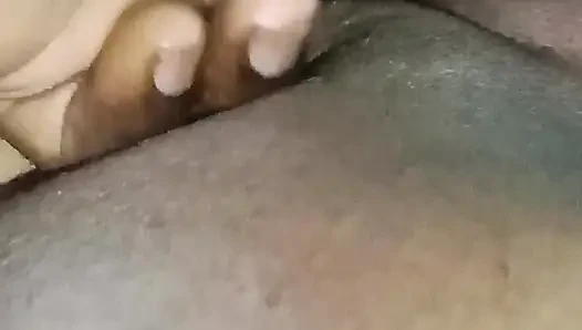 Üvey kız arkadaşımın amına yağla masaj yaptı ve parmaklandı.