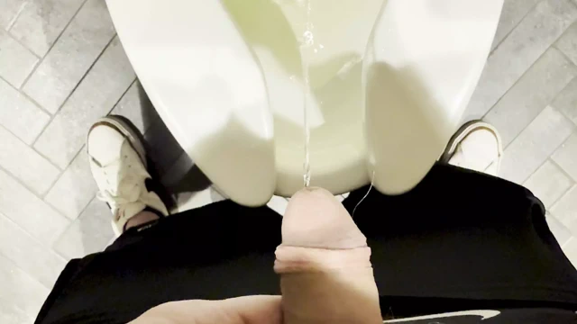 Beyaz adam umumi tuvalete işiyor