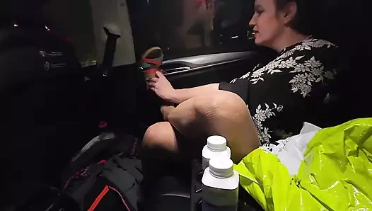 Arap taksi şoförümle flört ediyorum ve otelde sert sikişiyoruz