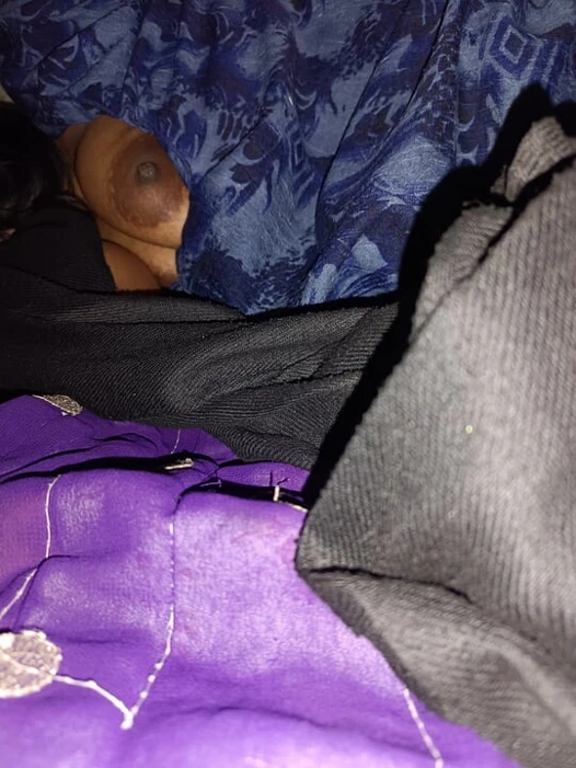 Ateşli seksi bakire kız domalarak seks yapıyor