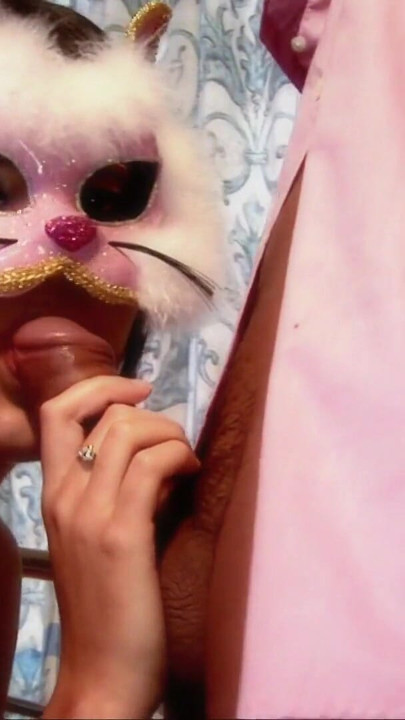 Ateşli iki adam tarafından sikilirken maske takmayı seviyor | Klip 1