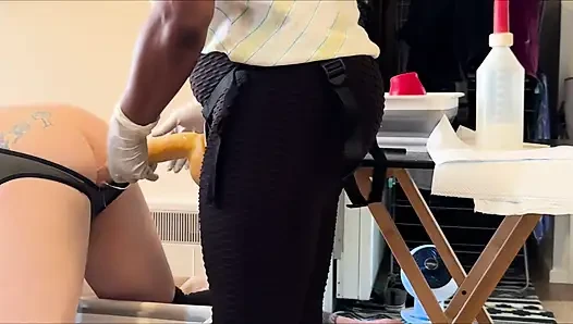 Domuz deliğini sikiyor ve yumrukla oğlanı ciyaklıyor