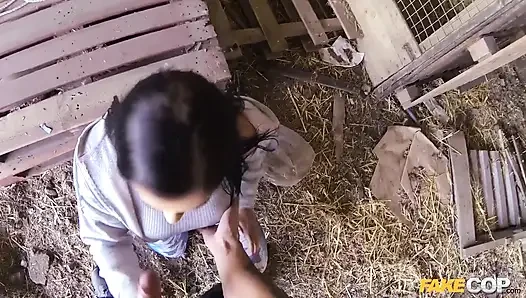 Fake cop - mürekkepli çiftlik kızı biraz büyük yarağa ihtiyaç duyuyor