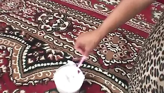 Mastürbasyon yapan amcık yatak odasında büyük yarak emiyor